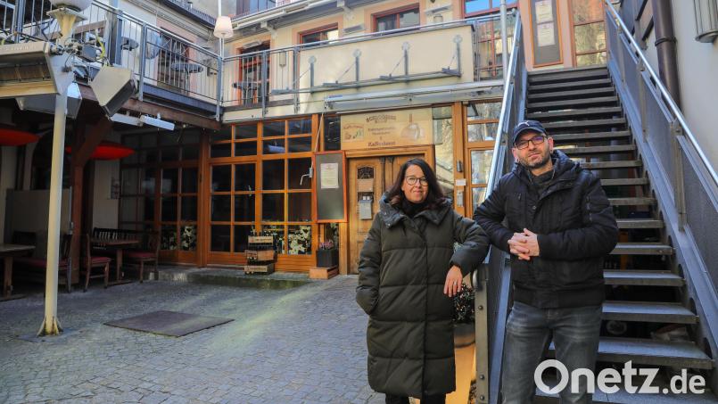 Doris Herbrich (links) arbeitete in der &quot;Charme&quot;-Lingerie, Dirk Scheffel als Küchenchef im &quot;Schloderer&quot;. Da ihre ehemaligen Chefs verstorben beziehungsweise in den Ruhestand gegangen sind, haben sie Laden und Lokal getrennt voneinander übernommen. Bild: Wolfgang Steinbacher