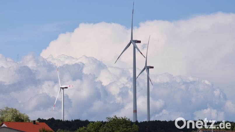 Eine Windkraftanlage bei Reinbrunn in Ursensollen. Für das Weidener Stadtgebiet fordert die CSU nun einen Abstand zur Wohnbebauung von mindestens 1000 statt den bisher berücksichtigten 800 Metern. Archivbild: bö