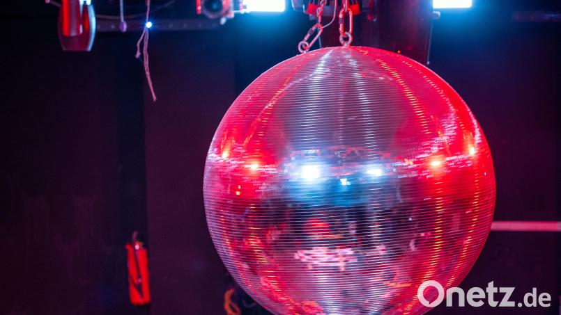 Eine farbig beleuchtete Discokugel. Das Landratsamt Schwandorf hat einem Pfreimder Disco-Wirt die Konzession entzogen. Der macht aber weiter. Symbolbild: Jens Büttner/dpa