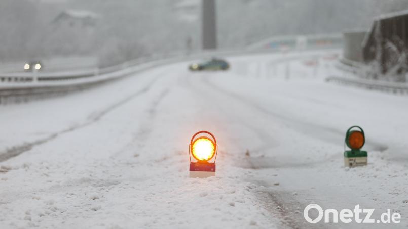 Schnee und Eis überraschten viele Autofahrer auf den Autobahnen A93 und A9. Es kam zu zahlreichen Unfällen. Symbolbild: David Young