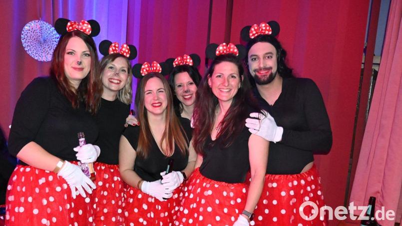 Das fällt auf: Mehrere Minnie Mäuse, darunter ein Micky, sind zum Weiberfasching in Pirk gekommen. Gleiche Outfits in einer Gruppe liegen offenbar im Trend. Archivbild: kki