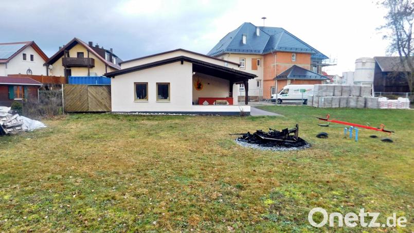 Die Errichtung des neuen Dorftreffs im Schulgarten im Anschluss an den Garagenanbau des Feuerwehrgerätehauses ist eine Option für den künftigen Standort. Im Bild rechts das ehemalige „Alte Schulhaus“, das aktuell zur Kindertagesstätte umgebaut wird und in dem die Vereine ihr Vereinsheim hatten. Bild: whü
