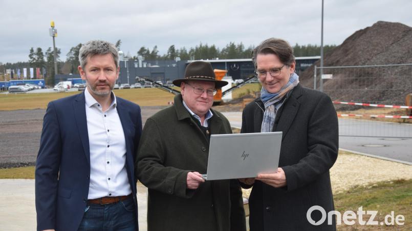 Neuer Energieträger für Schafhof: Die Partnerschaft für Gaslieferungen ins Gewerbegebiet Schafhof ist besiegelt. Daniel Liegl (links) und Markus Windisch (rechts) vom Bayernwerk-Netz haben den Gaskonzessionsvertrag zusammen mit 2. Bürgermeister Johann Vornlocher (Mitte) besiegelt. Bild: bö