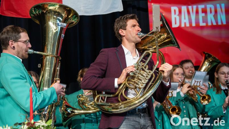 Thomas Müller bei der Unterstützung für das Jugendbalsorchester aus Nabburg. Bild: Gube, Marina