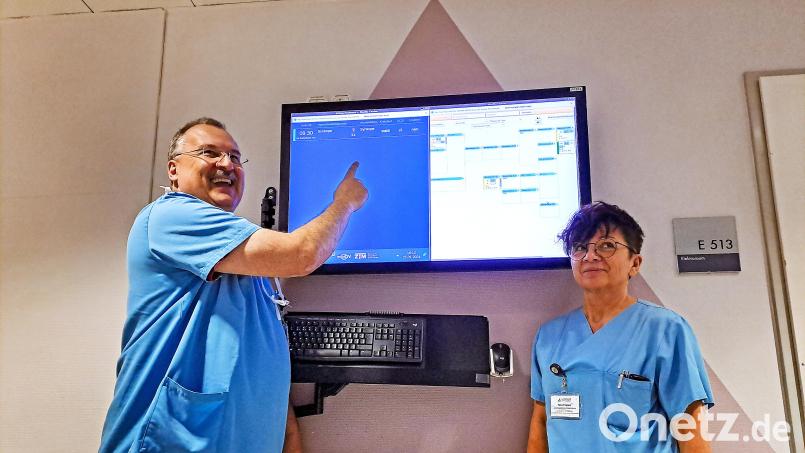Wie am Flughafen geht es in der modernisierten Marktredwitzer Notaufnahme zu: Am Arrival Board verfolgen Chefarzt Dr. Andreas Dauber und Pflegeleiterin Petra Fröhlich, wann der Rettungsdienst welchen Patienten mit welchem Befund ins Klinikum bringt. Bild: Brigitte Gschwendtner/fph
