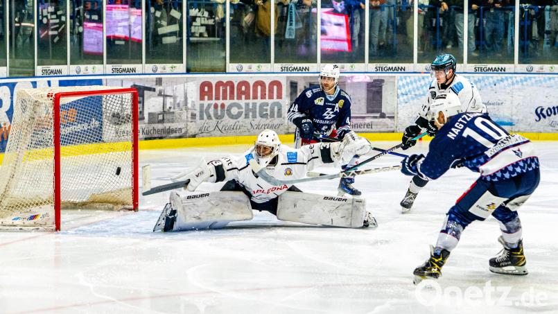Goalie Kai Kristian (links) und die Bayreuth Tigers treten trotz laufendem Insolvenzverfahrens zum Auswärtsspiel in Peiting an. Archivbild: Elke Englmaier