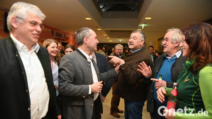 Für einen Eigenjagdbereich in Bayern sind 81 Hektar Waldfläche Voraussetzung, der Bund fordert nur 75 Hektar: Darüber diskutierte ein Jäger und Waldbesitzer mit Hubert Aiwanger (Zweiter von links). Bild: gf