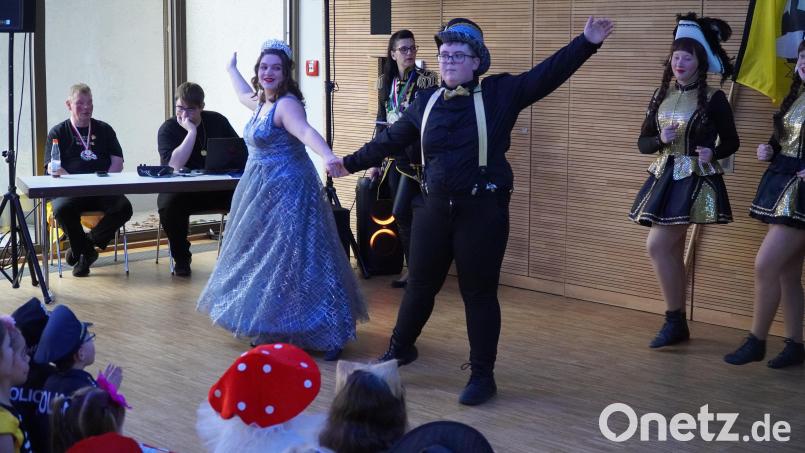 Prinzessin Nina I. und Prinz Bastian I. zeigen beim Kinderfasching den Eröffnungstanz. Bild: Fabian Borkner/exb