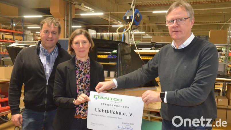 Prokurist Gerd Miederer (links) und Geschäftsführer Michael Pausch überreichen Viola Vogelsang-Reichl in der Fertigungshalle einen Scheck über 2000 Euro für den Verein &quot;Lichtblicke&quot;. Bild: Kunz
