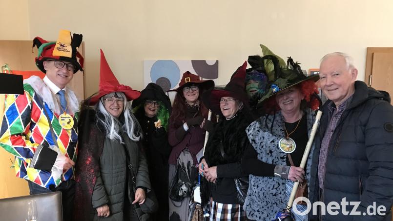 Auweia. Ein verhextes Rathaus gab es im Hahnbach mit Oberkasperl Bernhard Lindner (links) und Kirchenpfleger Georg Münch (rechts). Bild: mma