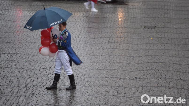 Auf der Straße wird an Fasching keiner so schnell festfrieren, denn es bleibt mild. Doch es wird regnen. Symbolbild: Federico Gambarini