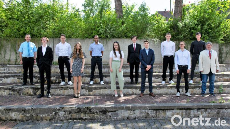 Die besten Abiturienten in Begleitung von Oberstudiendirektor Peter Welnhofer (rechts) und Oberstufenkoordinator Rüdiger Gleis (links): Moritz Weiser (1,0), Alexandra Herdegen (1,5), Sonja Hopfenzitz (1,2), Fabian Reinwald (1,5) und Konstantin Danzl (1,3) sowie (dahinter von links) Marcel Hack (1,0), Christoph Lösch (1,1), Lukas Heinrich (1,0) und Marco Nanka (1,1). Bild: Johannes Handbaum