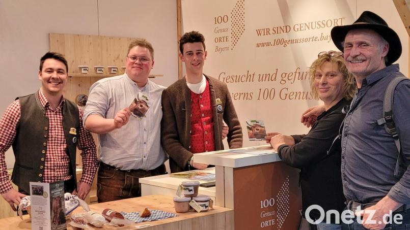 Am Stand des Pilotprojekts „Mutterkuhles Weiderind“ gab es auf der Grünen Woche zahlreiche Schmankerl aus der Oberpfalz. Bild: Heike Zeller/exb