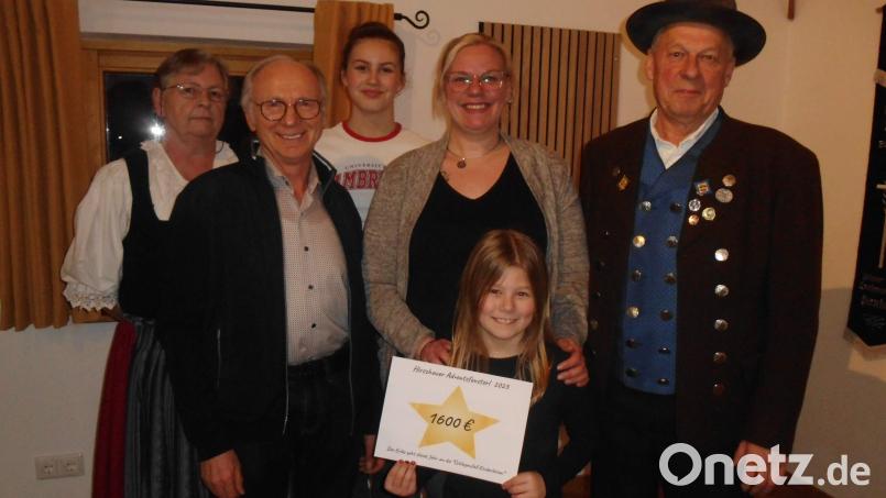 Bei der Scheckübergabe (von links): Annemarie Steinl, Alfred Härtl (Vors. Gewerbeverband), Hanna Ries-Pfab, Saskia Krügelstein und Alfred Naber, vorne: Leonie Seifert. Bild: u