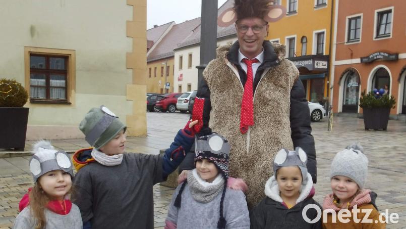 Nachdem Crina (Mitte) und Henry (Zweite von links.) Bürgermeister Falk die Krawatte abgeschnitten hatten, wurde ihm ein Affenfell angezogen und eine Krone aufgesetzt . Bild: u