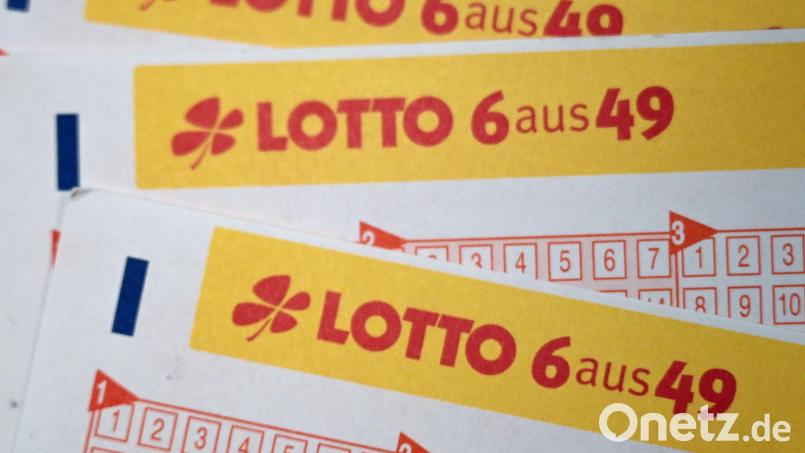 Lottoscheine liegen auf einem Tisch. Symbolbild: Federico Gambarini/dpa