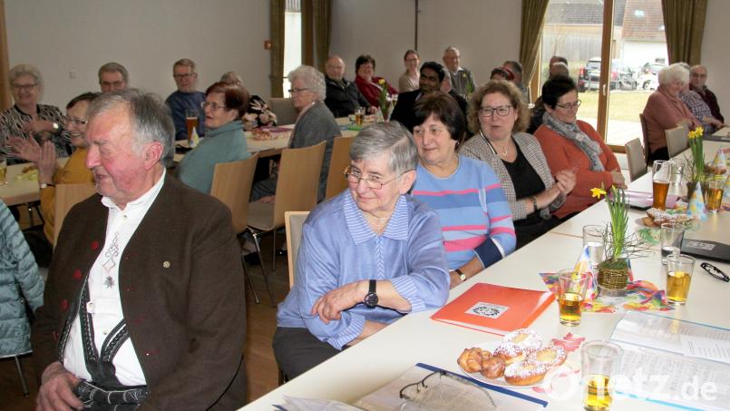 Aufmerksam verfolgten die Gäste die verschiedenen Sketche, bei denen es viel zu lachen gab. Bild: Josef Böhm