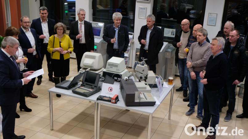Bei der Ausstellung „Eine Zeitreise durch 130 Jahre Raiffeisenbank Floß“ machen die geladenen Gäste und Besucher einen Ausflug in die Vergangenheit. Bild: le