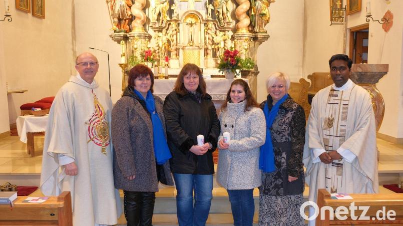 Neuaufnahmen gibt es beim Frauenbund Teunz: Im Bild Pfarrer Herbert Rösl, die Vorsitzende Irene Zangl, die neuen Mitglieder Beate Prem und Susanne Becher, die Vorsitzende Elisabeth Dietz und Pater Savarimuthu Selvarasu (von links). Bild: Heike Krafczyk/exb