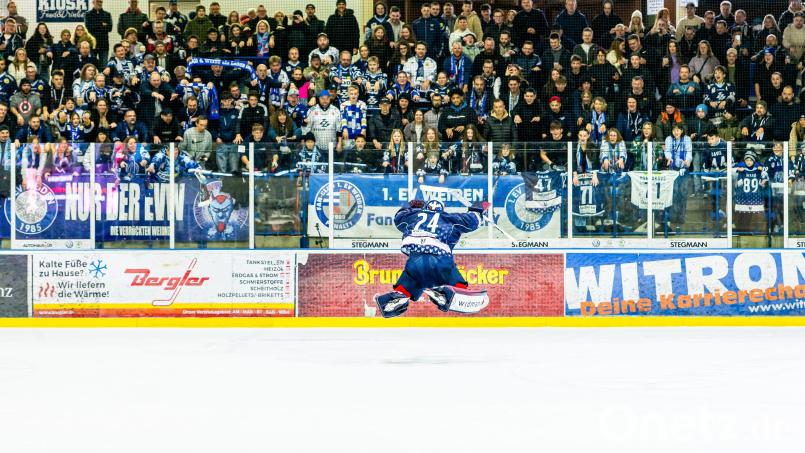 "Flying Hübl": Nach dem Gewinn der Hauptrunden-Meisterschaft wurde Blue-Devils-Goalie Jaroslav Hübl vor der Fankurve gefeiert. Am Wochenende treffen die Weidener auf Lindau und Heilbronn. Archivbild: Elke Englmaier