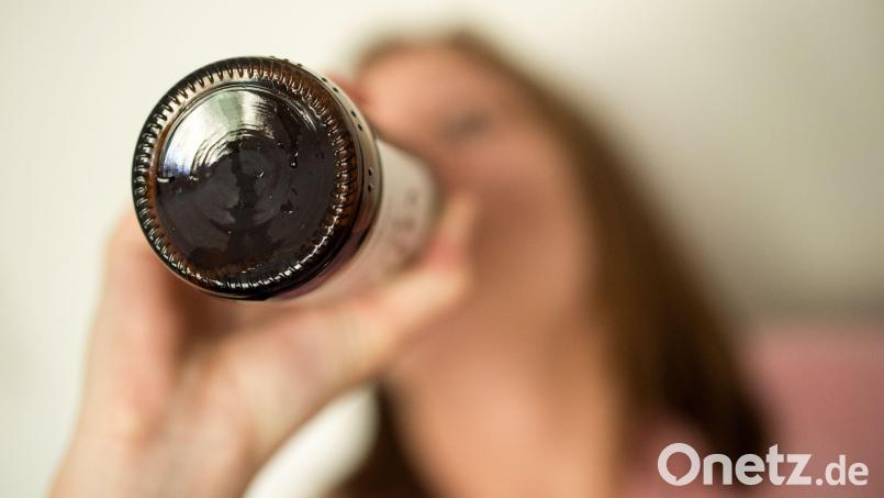 Was tun, wenn der Appetit auf Bier, Wein oder Schnaps übermächtig wird? Diese und weitere Fragen beantwortet ein Expertenteam am Lesertelefon von Oberpfalz-Medien. Symbolbild: Alexander Heinl/dpa