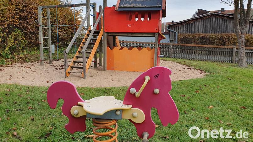 Einer der Spielplätze, die eine neue Ausstattung bekommen sollen, befindet sich in der Schillerstraße in Windischeschenbach. Symbolbild: Lowak