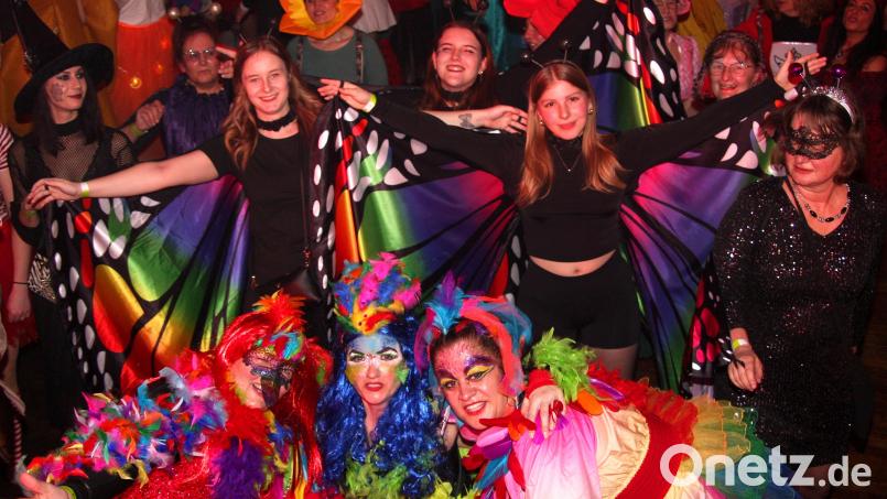 Beim Weiberfasching in Falkenberg begegnete man gut gelaunten Paradiesvögeln und bunten Schmetterlingen. Bild: wro