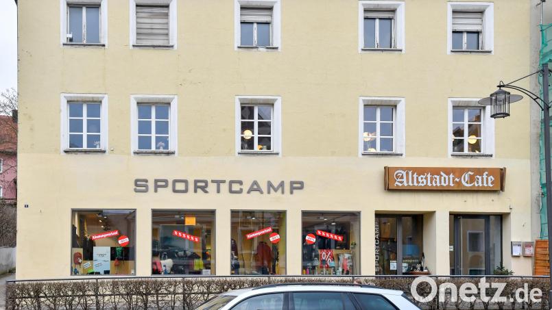 Noch ist das Sportcamp der größte Laden für Outdoor-Bekleidung in Sulzbach-Rosenberg. Viele Kunden bedauern das bevorstehende Ende – auch, weil damit die Geschäftswelt in der Altstadt einen wichtigen Kundenmagneten verliert. Das Altstadt-Café im ersten Stock bleibt hingegen geöffnet. Bild: Petra Hartl