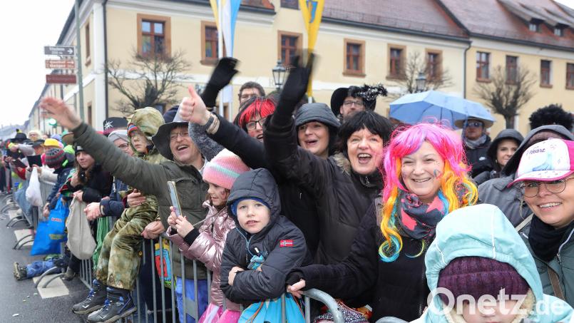 Fans von Faschingszügen kommen im Landkreis Amberg-Sulzbach auf ihre Kosten: Es darf gefeiert werden. Im Bild die Zuschauer aus Schnaittenbach. Archivbild: Wolfgang Steinbacher