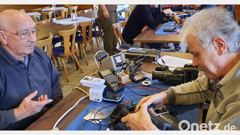 Fehler finden und dann beheben: Das war auch beim Klima- und Repair-Café in Ammerthal die Devise Bild: oe