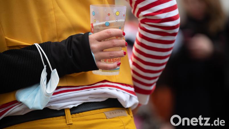 Beim Schunkeln auf Tuchfühlung gehen, den Drink in der Hand: Die ausgelassene Party-Stimmung, gerade bei großen Events zum Faschingsendspurt, kann manchem auch zu weit gehen. Symbolbild: Sebastian Gollnow/dpa