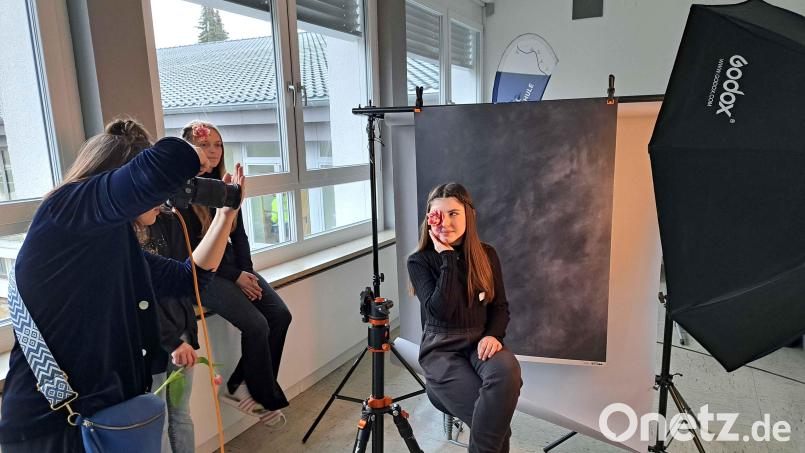 Die Arbeitswelt eines Mediengestalters war Gegenstand eines Kunst-Projekttags der 9. Klasse an der Fichtelnaabtal-Mittelschule. Bild: Philipp Lippert/exb