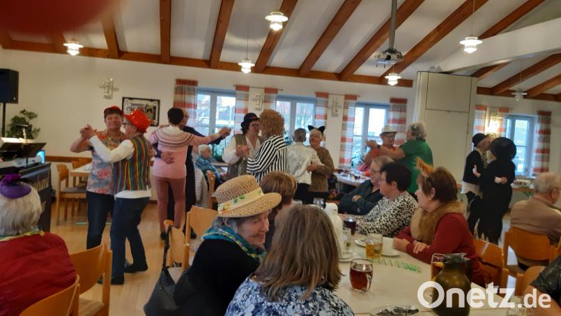 Beim Vdk-Fasching in Pfreimd tanzen die Besucher zu den Liedern von Bernhard Jambor aus Nabburg. Bild: Peter Liedtke/exb