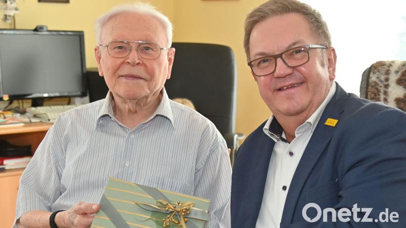 Jubilar Heinrich Werner (links) bekam von Bürgermeister Martin Preuß zum 90. Geburtstag ein Geschenk überreicht. Bild: gf