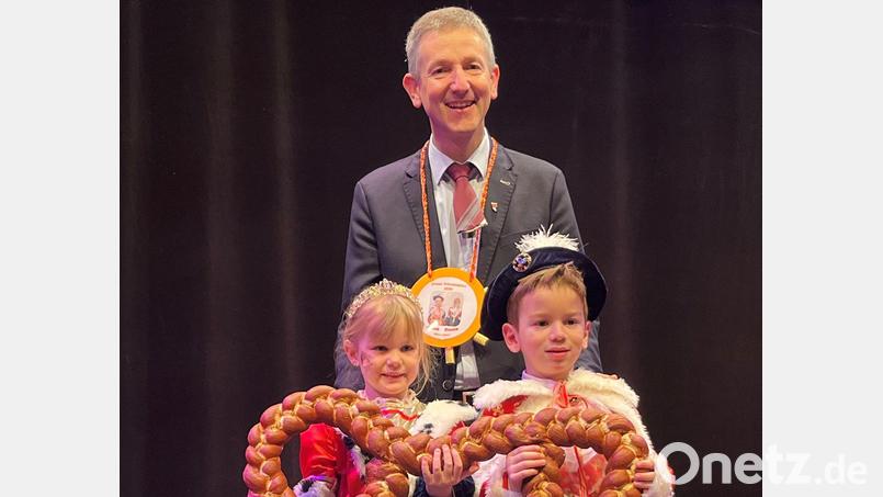 Bürgermeister Albert Geitner mit dem Prinzenpaar Emma und Jakob. Bild: Sonja Scharl/exb