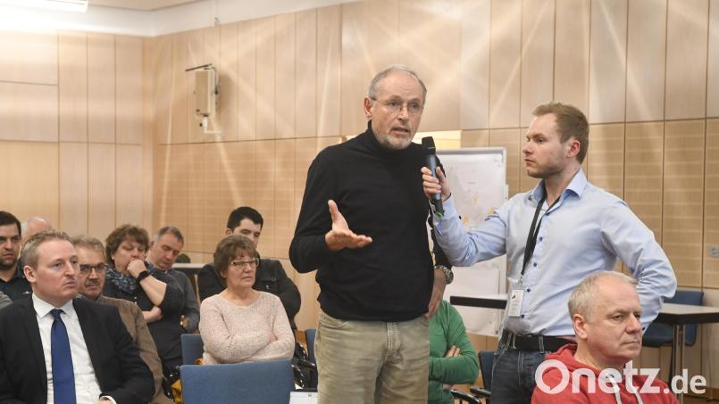 Viele Bürger aus Weiden und den umliegenden Gemeinden nutzten den Windkraft-Workshop für Rückfragen, Anregungen und auch zur Äußerung von Bedenken. Bild: Gabi Schönberger