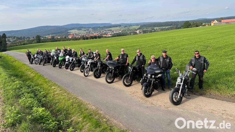 Ein Gruppenfoto der Motorradfreunde – im Hintergrund ist Erbendorf zu sehen. Bild: Motorradfreunde Erbendorf/exb