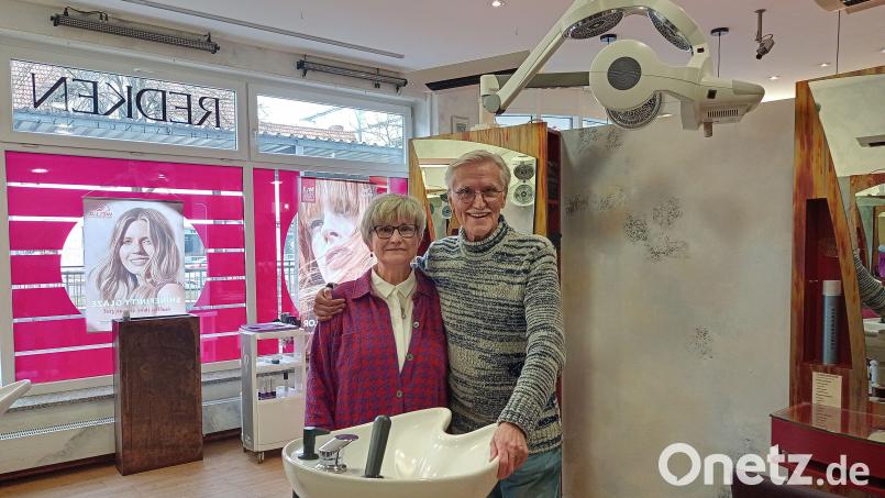 Abschied nach 40 Jahren: Das Friseurehepaar Judith und Josef Frey hat zum 31. Dezember 2023 aufgehört. Ihr Geschäft auf der Allee in Weiden besteht jedoch weiter. Bild: Stephanie Hladik