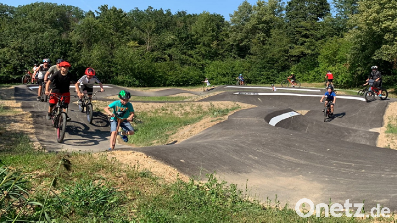 So könnte der Pumptrack, der unterhalb des Freibads Windischeschenbach entstehen soll, einmal aussehen. Bild: Schneestern/exb