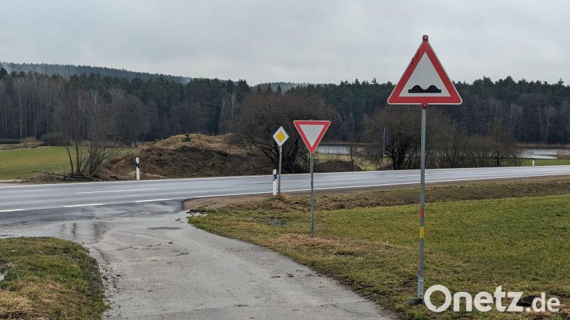 An den Einmündungen mancher Gemeindeverbindungsstraßen zur Staatsstraße 2040 muss nach den Sanierungsarbeiten im Herbst 2023 nachgearbeitet werden. Solange weisen Warnschilder auf die fehlende Höhenangleichung hin. Bild: wrl