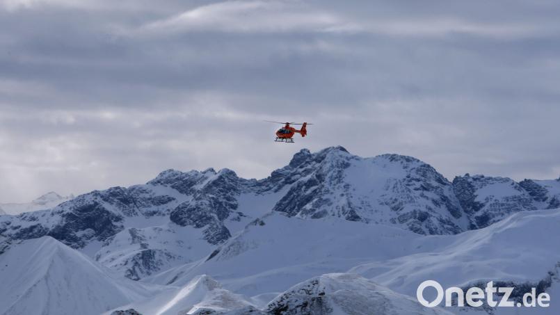 Löst eine Person auf einer privaten Wandertour einen Hubschrauber-Einsatz aus, kann sie von ihrem Begleiter keinen Schadenersatz verlangen und die Kosten einfordern. Symbolbild: Karl-Josef Hildenbrand/dpa