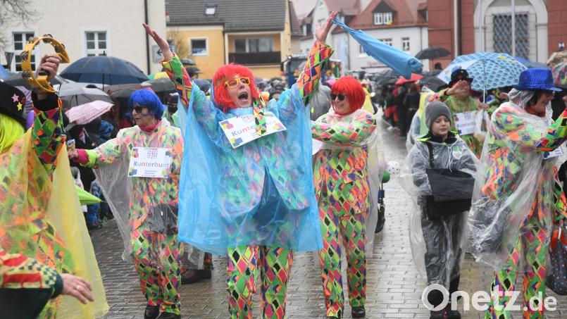 So nass wie beim Faschingszug Neustadt 2023 wird es dieses Jahr hoffentlich nicht, aber so oder so dürfte er wieder bestens besucht sein. Start ist am Sonntag, 11. Februar, um 14 Uhr. Archivbild: Gabi Schönberger