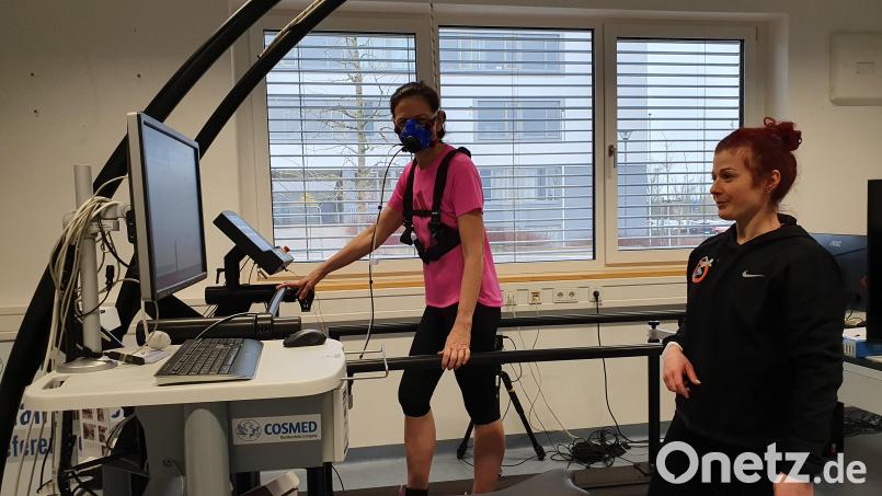 Für den Test auf dem Laufband muss eine Maske getragen werden, damit der V02max-Wert ermittelt werden kann. Redakteurin Michaela Lowak hat&#039;s ausprobiert. Bild: Christina Luber