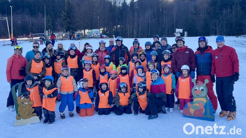 35 Mädchen und Jungen absolvierten am Fahrenberg den Kinderskikurs des Ski--Clubs Tirschenreuth. Bild: Skiclub Tirschenreuth/exb