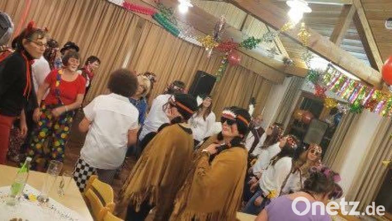 Kunterbuntes Treiben auf der Tanzfläche zur Musik von &quot;Harmonica-Franz&quot;. Bild: Josef Glas