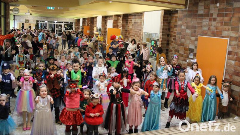 Beim Kinderfasching in Schmidgaden tanzen die kleinen Maschkerer ausgelassen. Bild: Anita Ries/exb