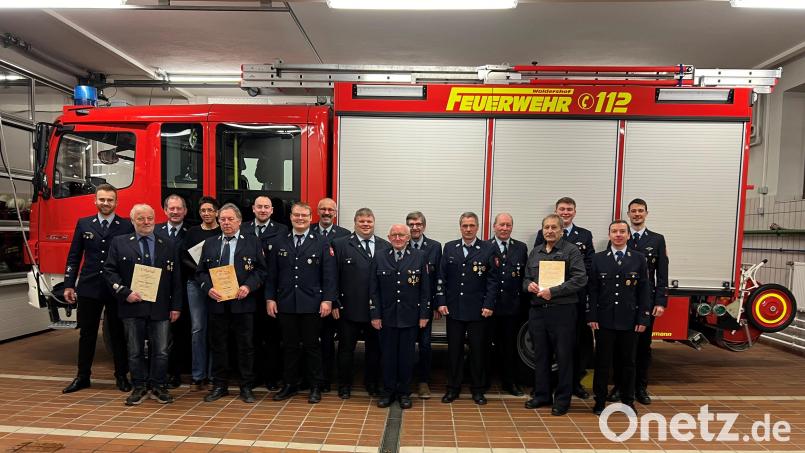 Wahlen und Ehrungen bei der Feuerwehr Waldershof: rechts Kommandant Lukas Neubauer, Zweiter von rechts Vorsitzender Florian Kops, links stellvertretender Kommandant Fabian Totzauer, Sechster von rechts stellvertretender Vorsitzender Dieter Schöffel. Bild: Feuerwehr Waldershof/exb