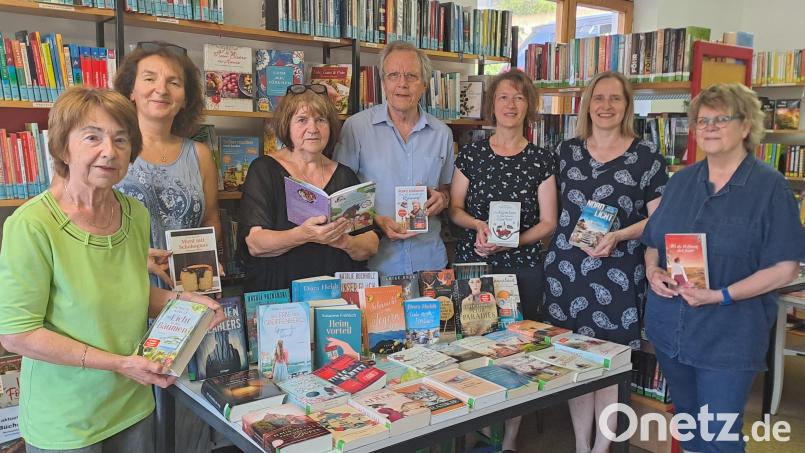 Zum Bücherstadl-Team um Leiterin Selma Markhof gehören Silvia Fischer, Gisela Kuhbandner, Albert Kastl, Elisabeth Kraus, Andrea Traßl und Alexa Müller-Ortmeyer (von links). Bild: gis