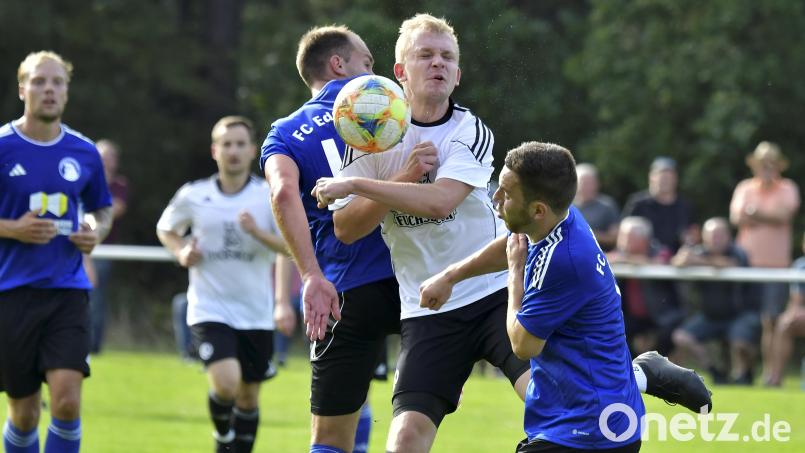 Der FC Edelsfeld (blaue Trikots, im Spiel gegen den 1. FC Neukirchen) wird die Restrunde in der Kreisliga Süd am 17. März eröffnen. Zu einem Nachholspiel gastiert dann der SV Hahnbach II. Bild: Hubert Ziegler