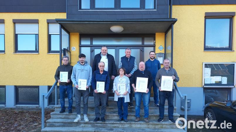 Ehrungen gab es beim VfB Thanhausen: (vorne, von links) Willibald Sladky, Benedikt Hecht, Ludwig Meier, Angelika Freundl, Christian Schwamberger und Alois Schuller. Es gratulierten (hinten, von links) Zweiter Bürgermeister Michael Schedl, Vorsitzender Josef Hubmann und Zweiter Vorsitzender Martin Freundl. Bild: VfB Thanhausen/exb
